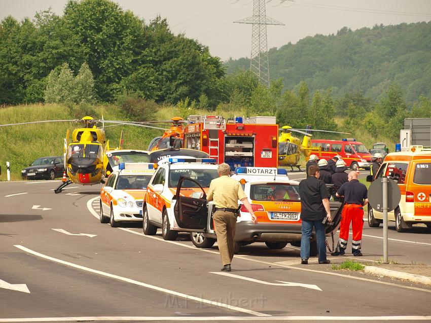Schwerer Unfall mit Reisebus Lohmar Donrather Dreieck P126.JPG